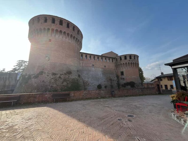 Cycling through history and flavors, discovering the fortress of Dozza in Emilia Romagna - Key Points