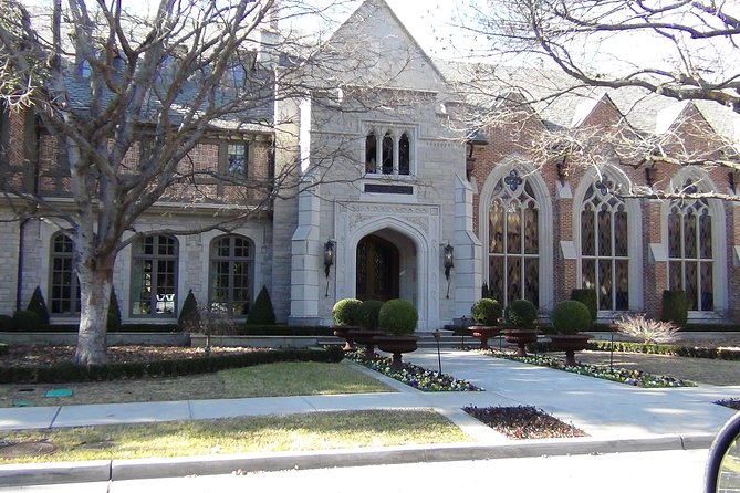 Dallas and Fort Worth City Sightseeing Tour Small-Group - The Role of the Guides and the Tour Experience