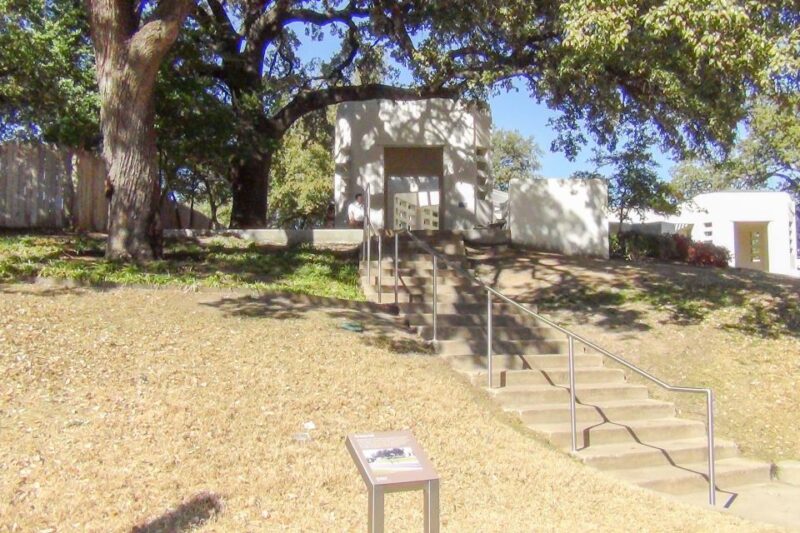 Dallas: JFK Assassination and Sixth Floor Museum Tour - Reflecting at the Kennedy Memorial in Dallas