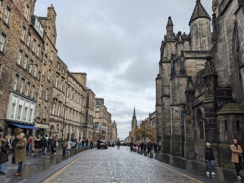 Dark Stories of Edinburgh: walking tour in French - The Stops: From Canongate Kirk to Mercat Cross