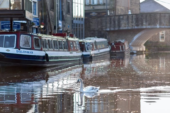 Day Boat Hire - Navigating the Canal: From Locks to Scenic Views
