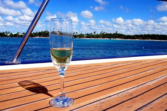 Day Tour Catamaran Cruise Tahiti - Exploring the Red and White Beaches