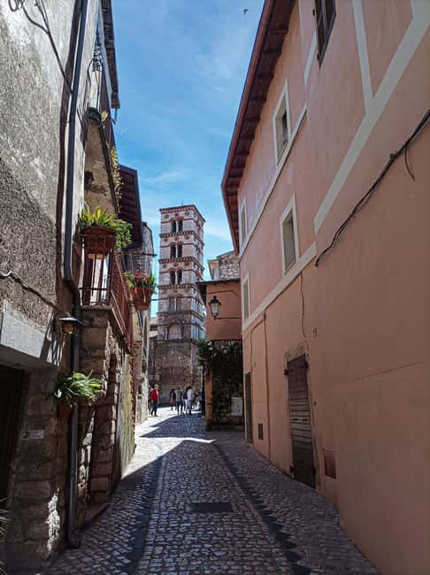 Day trip from Rome: Garden of Ninfa and village of Sermoneta - Discovering the Garden of Ninfa’s Enchanting Landscape