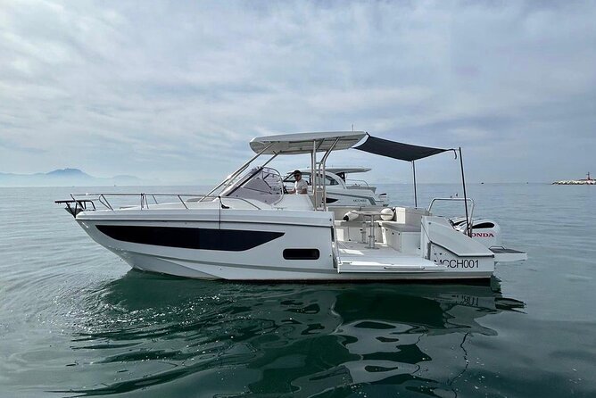 Day trip to Capri on beneteau flyer 9 - Onboard Comforts and Entertainment