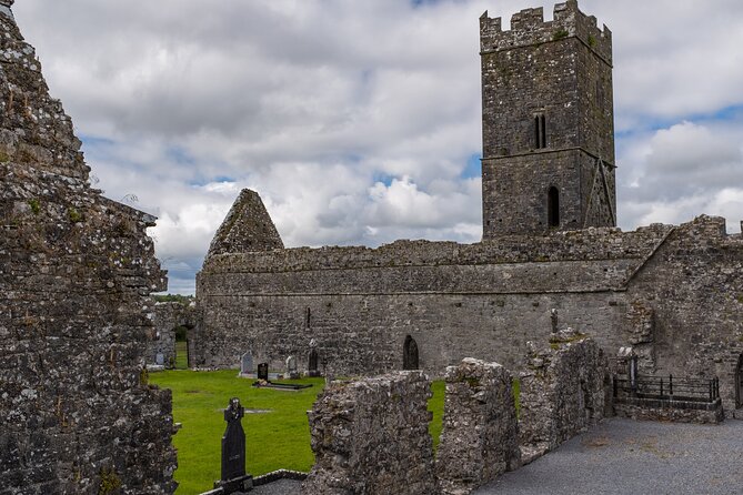 Day trip to Cliffs of Moher, Bunratty Castle and Ennis - The Experience and Guide: Bilingual Expertise and Informative Tour