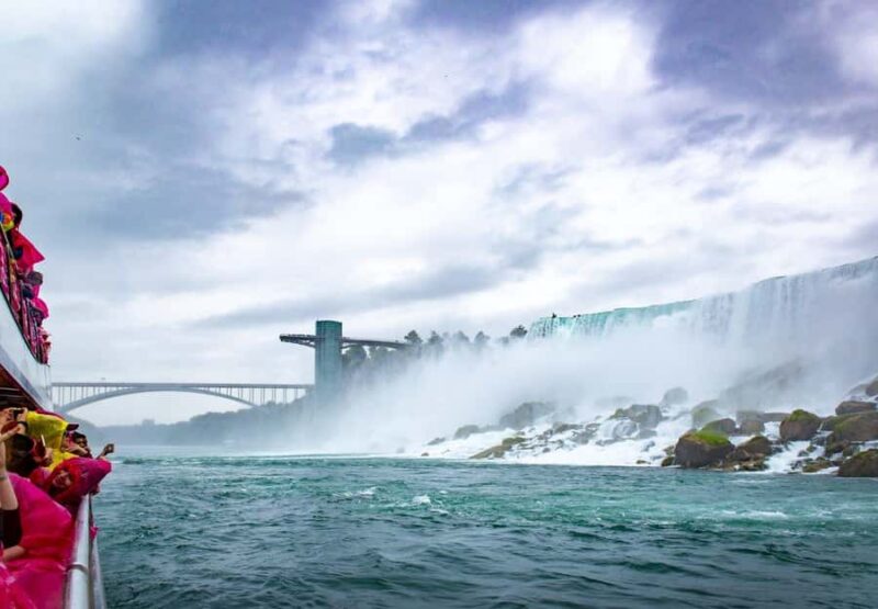 Day trip to Niagara from Toronto with Spanish speaking guide - The Guide: Expert, Friendly, and Spanish-speaking