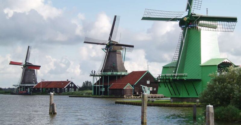 Day Trip to Zaanse Schans, Volendam and Marken - Exploring Volendam: The Charming Fishing Village