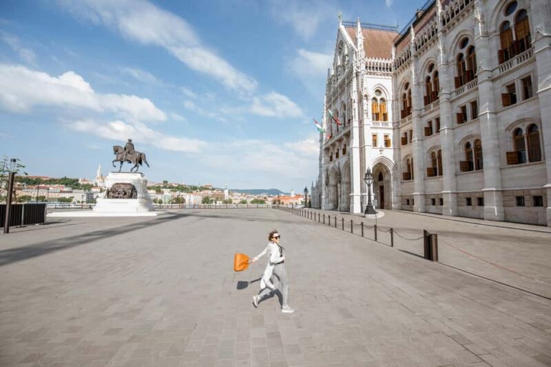 Day trips from Vienna: Bratislava and Budapest with Guide - The Role of the Guides: Knowledge, Friendliness, and Photo Skills