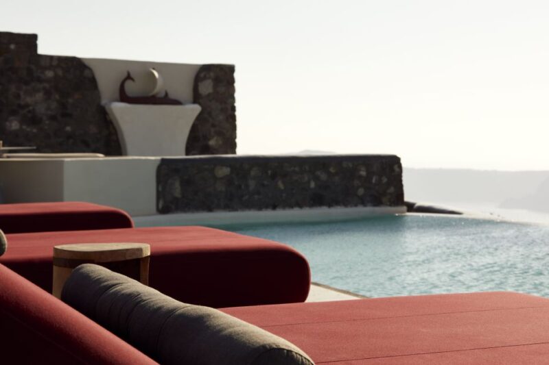 Daybed Relaxation with infinity pool use with caldera views - Enjoying the Infinity Pool and Sunbed Comfort