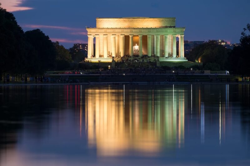 DC: Monuments & Memorials Sunset Tour by Open-top Bus - The Guides and Commentary: Engaging and Informative