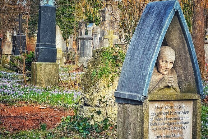 Death and Chocolate: Walking Tour of Munich's Old South Cemetery - The Guide’s Engaging Storytelling Style