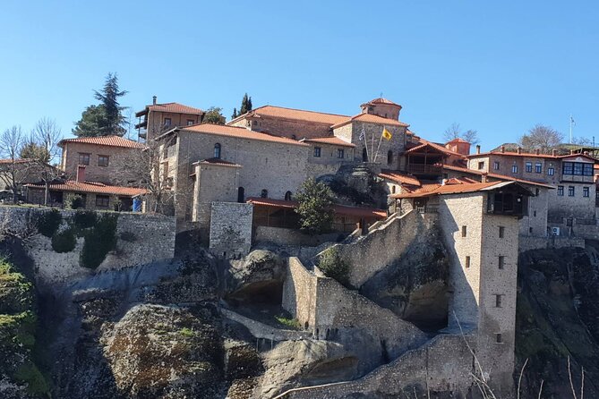 Delphi, Meteora and Thermopylae 2-Day Private Tour from Athens - Transition to Meteora: From Ancient Ruins to Monastic Cliffs