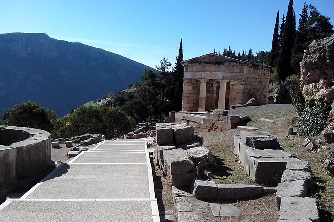 DELPHI Private Day Tour PLUS Hiking, BIking or Olive Tasting - Visiting the Delphi Archaeological Museum