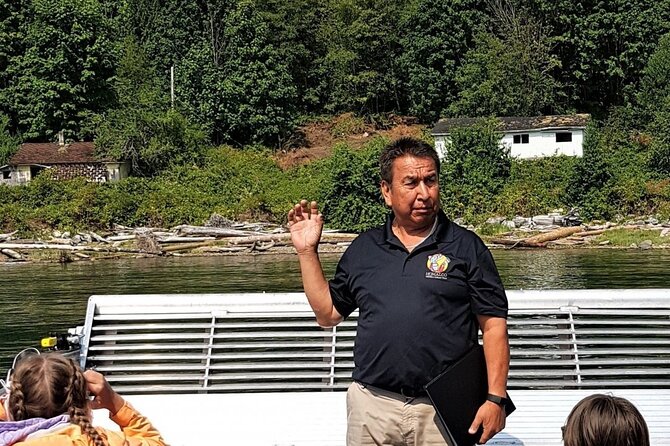 Deluxe Grizzlies and Culture Tour in Campbell River - Land-Based Search for Grizzly Bears at Orford Bay