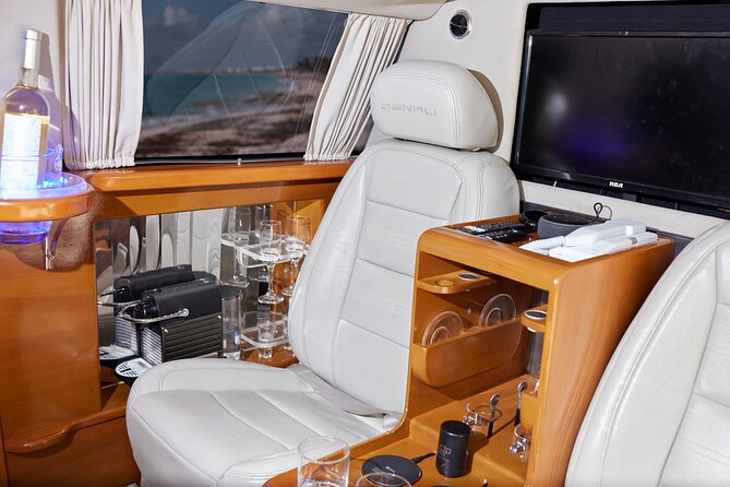 Deluxe Limousine GMC from Cancun Airport - How the Deluxe Limousine Welcomes You at Cancun Airport