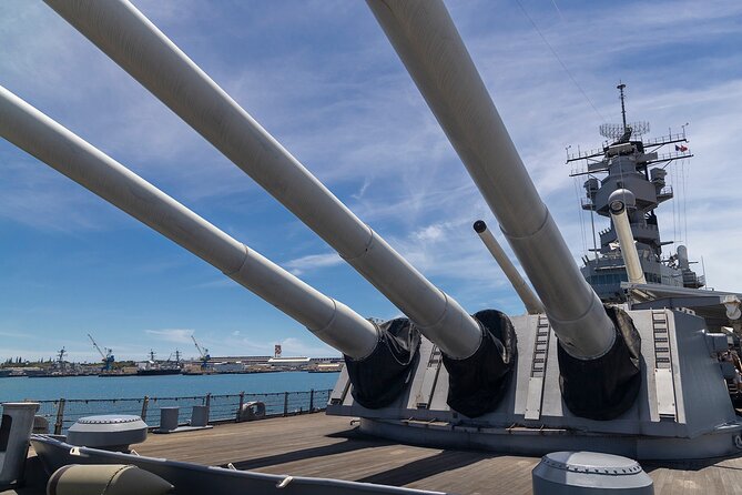 Deluxe Pearl Harbor, USS Arizona Memorial & Honolulu City Tour - The Guide and Commentary: Knowledgeable and Engaging