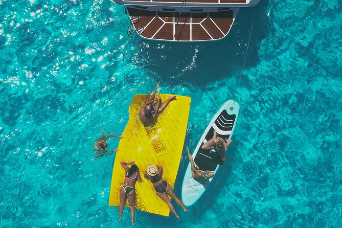 Deluxe Yacht 48FT with FlyBrige Rental in Cancun - What’s included and what to bring onboard