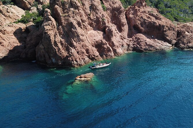 Departure from Saint-Raphaël - The creeks of Estérel - The Guide and Crew’s Expertise