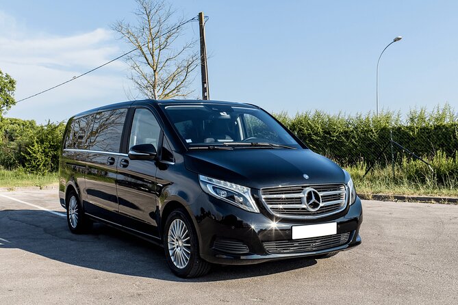 Departure Private Transfer from Prague City to Prague Airport PRG in Car/Van - Comfortable and Efficient Departure Transfer in Prague