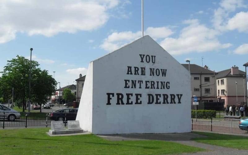 Derry: City Walking Tour & Exploration Game - Key Points