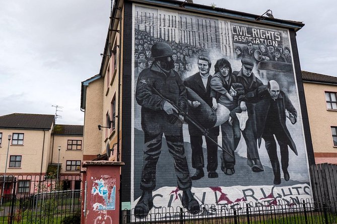 Derry Londonderry Private Luxury Full Day Tour From Belfast - A Luxurious Start: Pickup and Transport