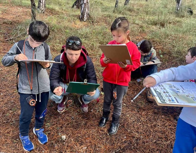 Detective Club: a nature investigation game for the whole family! - Meeting Points and Flexibility in Scheduling