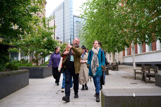 Devour London Historical Pub Tour:Traditional British Food & Ales - Inside the Pubs: Atmosphere and Architecture