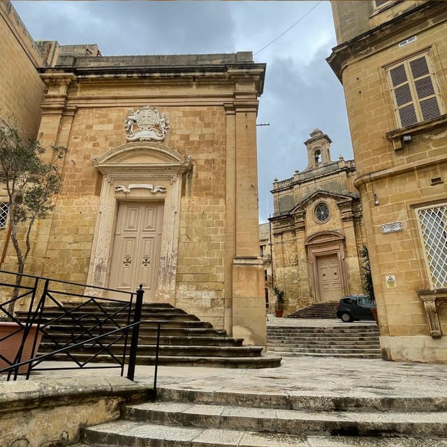 Dghajsa: Sunset Walk and Gondola TOUR IN PORTUGUESE - Discovering Vittoriosas Historic Streets at Night