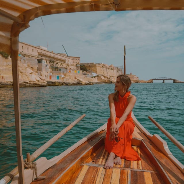 Dghajsa: Sunset Walk and Gondola TOUR IN PORTUGUESE - Relaxing on the Traditional ‘Dghajsa’ Gondola