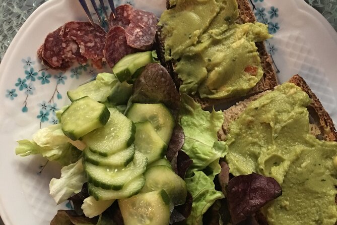 Dinner in a Bohemian Artist Apartment in Central Paris - Meeting Other Guests and Social Atmosphere