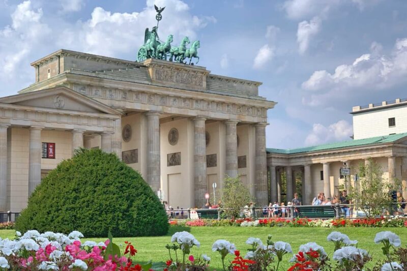 Discover Berlin Express Tour: 2hr Highlights - The Symbolic Power of the Brandenburg Gate and Pariser Platz