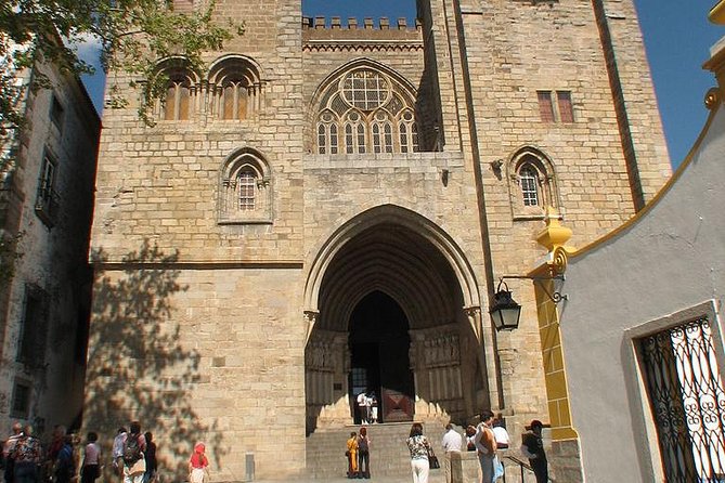 Discover Évora: Private Historical Tour from Lisbon - Strolling Through the Centro Historico de Evora