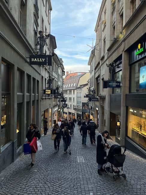 Discover Lausannes higlights & gems with a local guide (EN) - From Medieval Streets to 20th Century Architecture