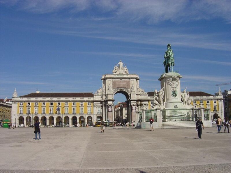 Discover Lisbon: Full Day City Tour - Discovering the Historic Heart: Alfama and São Jorge Castle
