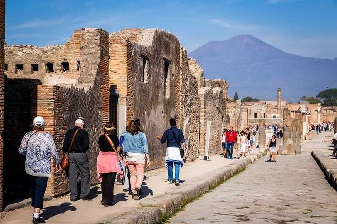 Discover Pompeii: Small Group Tour with Expert Archaeologist - Practical Aspects: Accessibility and Items to Bring