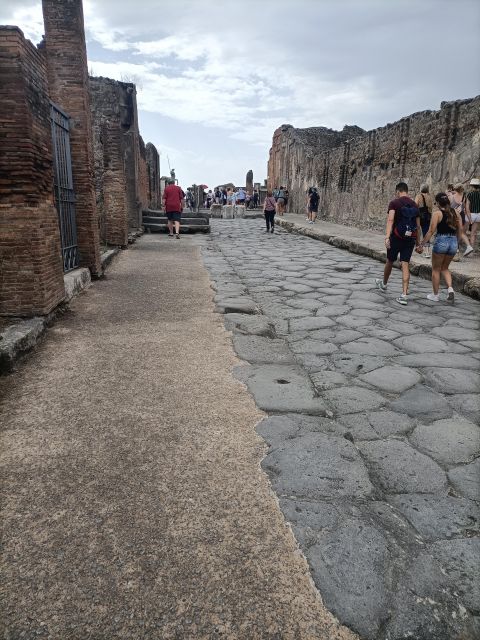 Discover Pompeii with a professional guide for 2hrs - The Guide: Alessandro and the Art of Storytelling