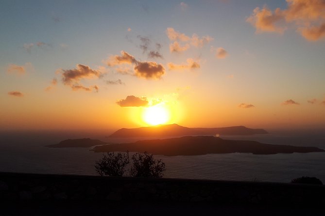 Discover Santorini - Visiting Oia’s Main Street and the Northest Village of Santorini