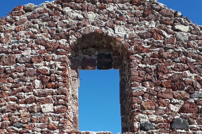 Discover Santorini - Admiring the Red Beach’s Unique Volcanic Landscape