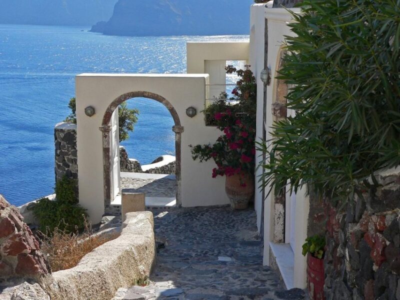 Discover Santorini's Instagram Gems - Key Points
