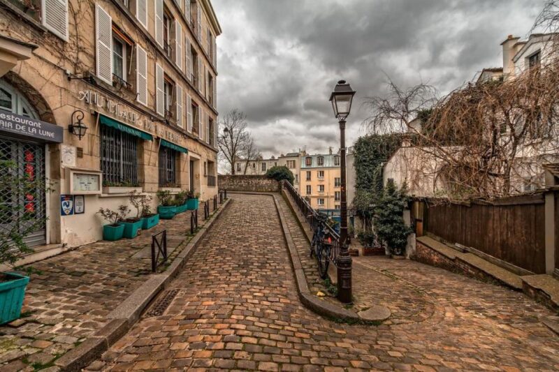 Discover the bohemian Montmartre with a Parisian - The Artists Hotspots: Moulin de la Galette and Le Bateau-Lavoir