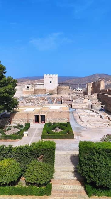 Discover the fascinating Alcazaba: History and unique views - Who Will Enjoy This Tour Most?