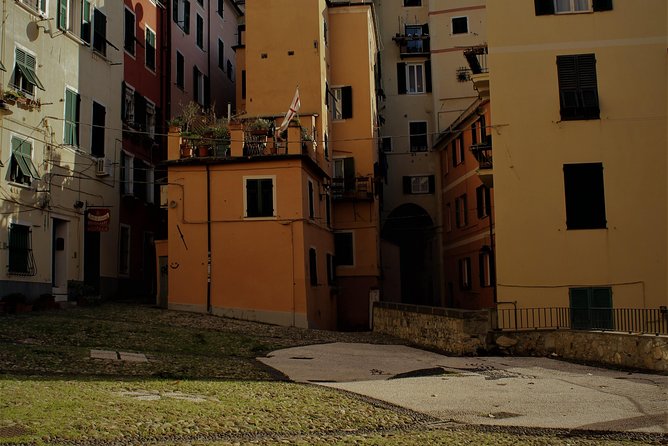Discover the secrets of Genoa with a storyteller! - The Vibrant Campopisano Square and Maritime Rivalries