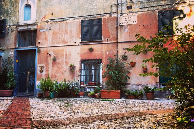 Discover the secrets of Genoa with a storyteller! - Walking Along the Barbarossa Walls to Porta Soprana