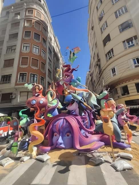 Discover Valencia yourself with a Playful walking tour! - Exploring Valencias Highlights in a Playful Way