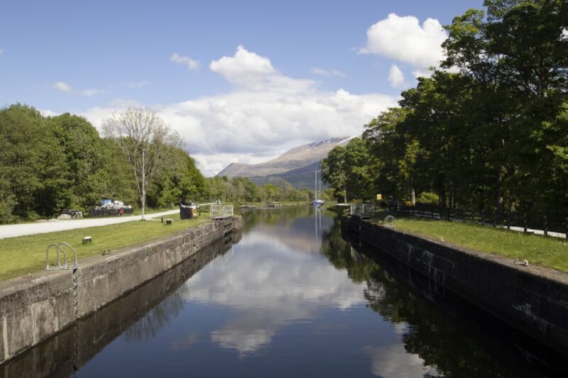 Dochgarroch: Loch Ness and Caledonian Canal 2-Hour Cruise - The Guide’s Role and the Tour Atmosphere