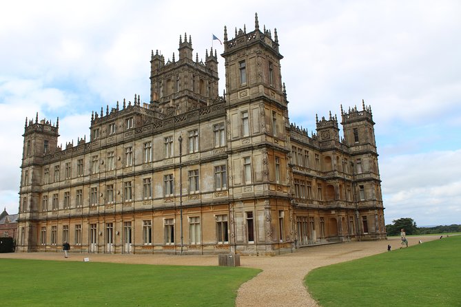 Downton Abbey and Village Small Group Tour from London - The Experience of Traveling Through the Cotswolds