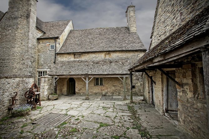 Downton Abbey Town and Country Tour from London by Private Black Taxi - Exploring Cogges Manor Farm and Yew Tree Farm