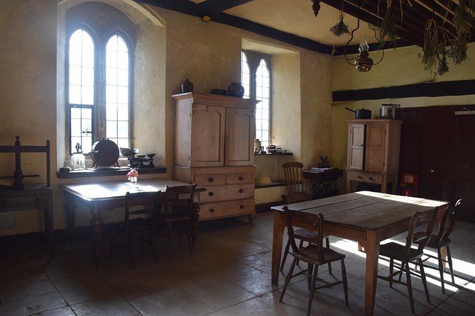Downton Abbey Town and Country Tour from London by Private Black Taxi - Central London Filming Locations: Grantham House