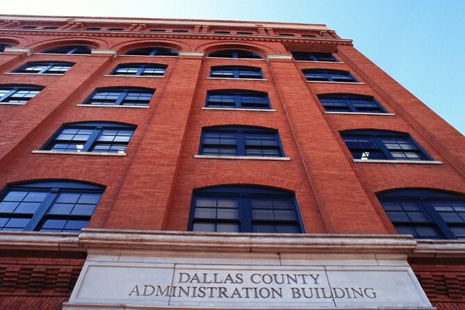 Downtown Dallas Walking Food Tour History and Cocktail Package - More BBQ at Brisket Rules