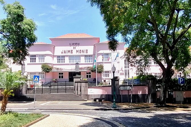 Downtown Funchal: A Self-Guided Audio Tour Through the Old City - Visiting the Sé Cathedral and Mercado dos Lavradores